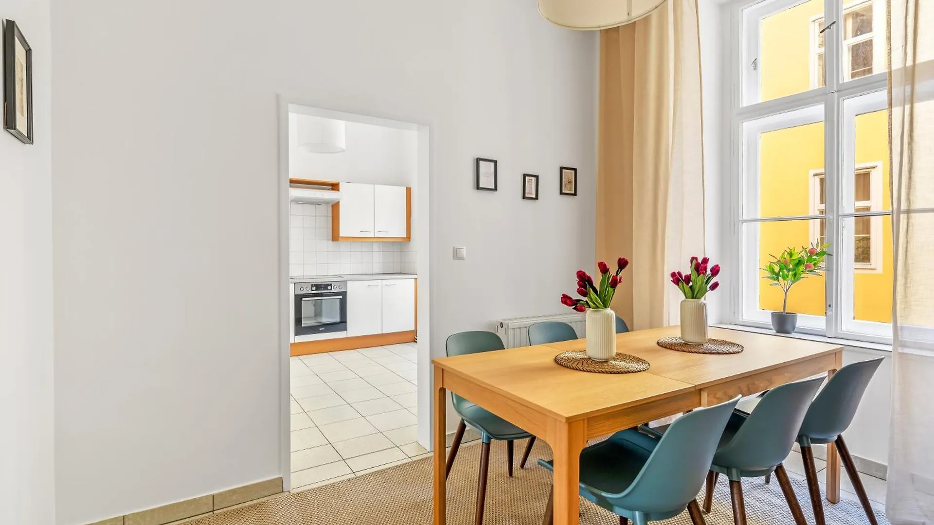 3 Bedrooms I 110 Square Meter I Walk To All Sights Vienna Apartment